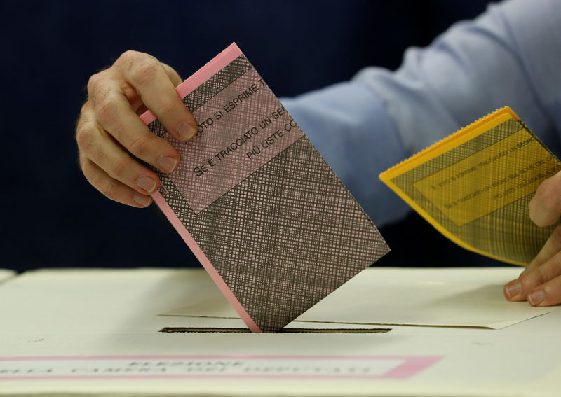 © Reuters. Homem vota em eleição em Milão, na Itália