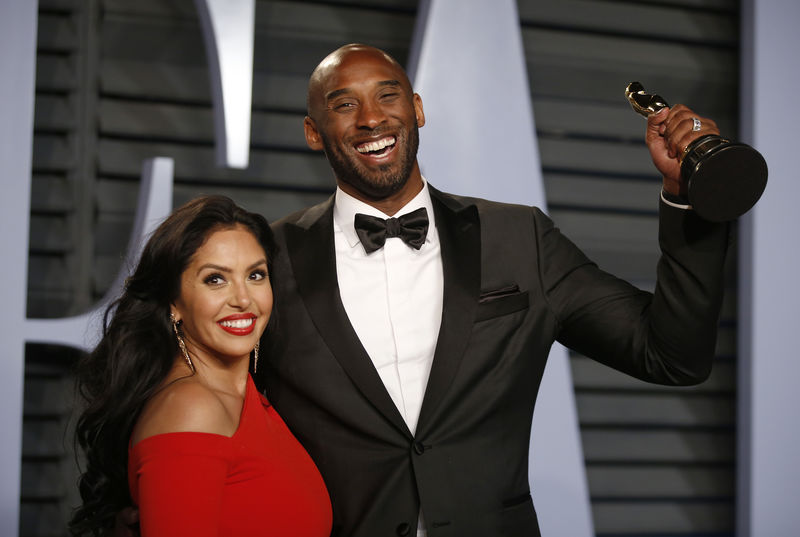 © Reuters. Kobe Bryant posa para foto com Oscar de melhor curta-metragem de animação ao lado de sua esposa, Vanessa, em Beverly Hills, Califórnia