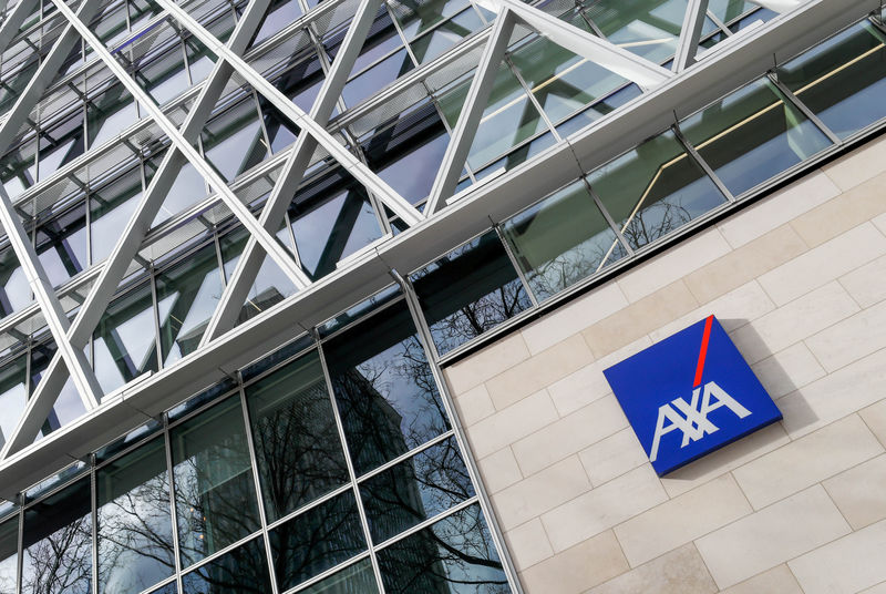 © Reuters. Logo of insurer Axa is seen at the entrance of the company's headquarters in Brussels