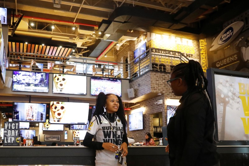 © Reuters. An employee works inside of a Buffalo Wild Wings restaurant in New York