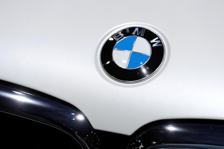 © Reuters. FILE PHOTO - Car manufacturers display their wares on the show floor of the North American International Auto Show in Detroit