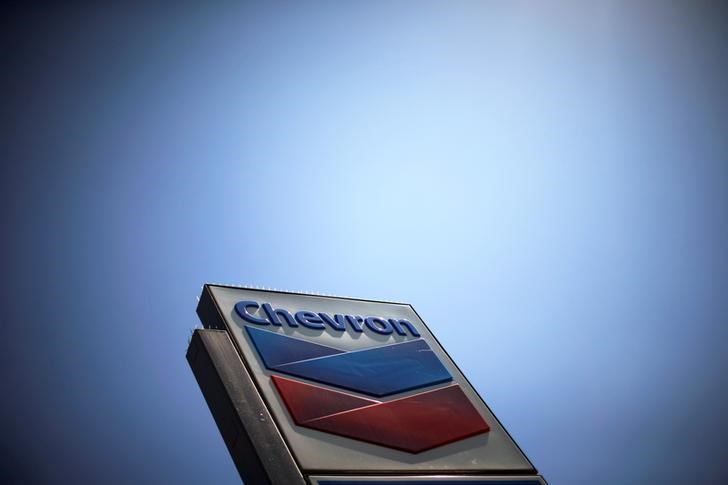 © Reuters. FILE PHOTO -  Dow Jones Industrial Average listed company Chevron (CVX)'s logo is seen in Los Angeles