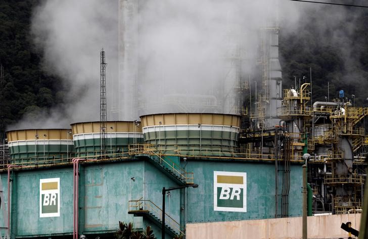 © Reuters. Fumaça em tanques da Petrobras na refinaria de Presidente Bernardes em Cubatão, Brasil