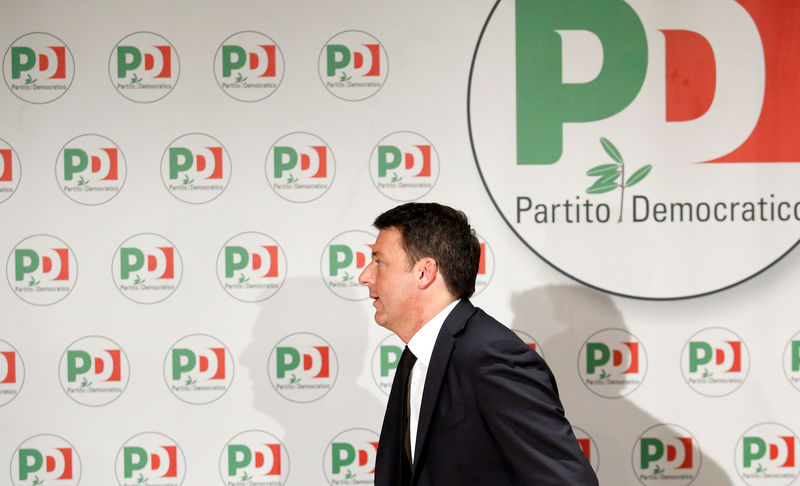 © Reuters. Matteo Renzi deixa entrevista em Roma