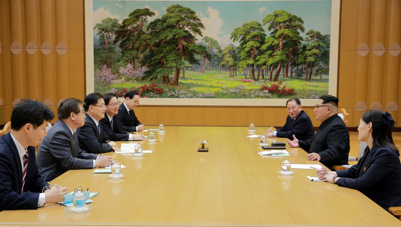 © Reuters. North Korean leader Kim Jong Un talks with South Korean delegation led by Chung Eui-yong, head of the presidential National Security Office, in Pyongyang