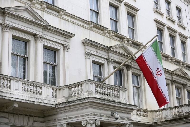 © Reuters. احتجاز 4 أشخاص اعتلوا شرفة السفارة الإيرانية في لندن للاحتجاج