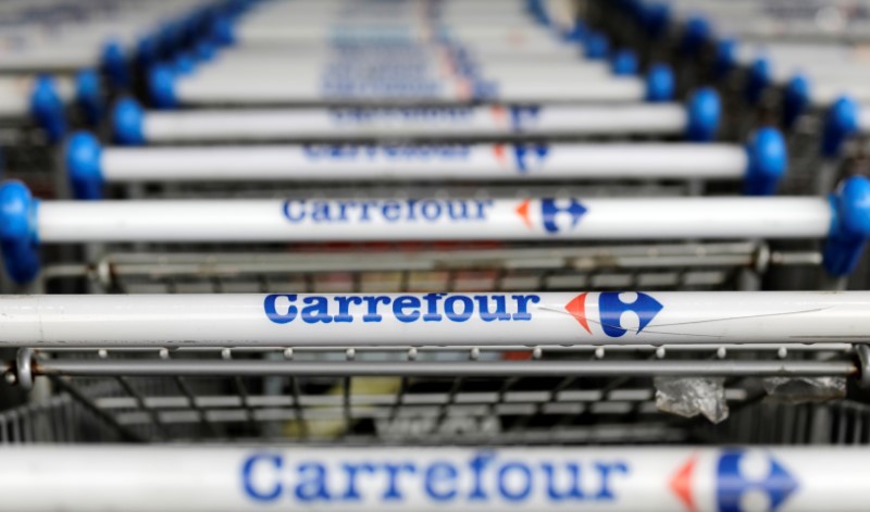 © Reuters. Logo da empresa francesa Carrefour em carrinhos de compras em loja em São Paulo, Brasil