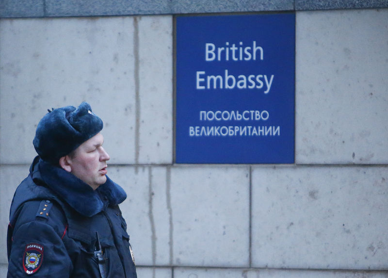 © Reuters. Policial russo do lado de fora do prédio da embaixada britânica em Moscou