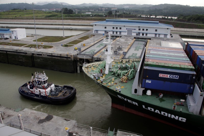 © Reuters. Navio de carga atravessa o Canal do Panamá Espandido, na Cidade do Panamá, Panamá