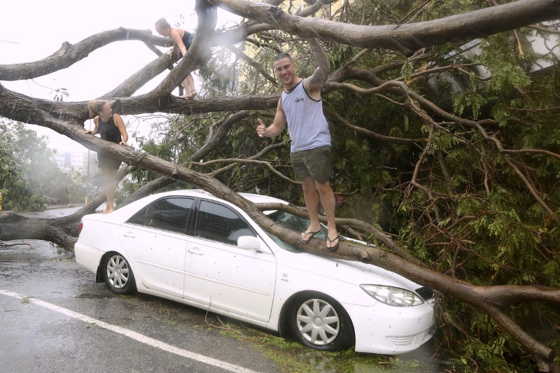 © Reuters. إعصار يؤدي إلى قطع الكهرباء عن آلاف المنازل باستراليا