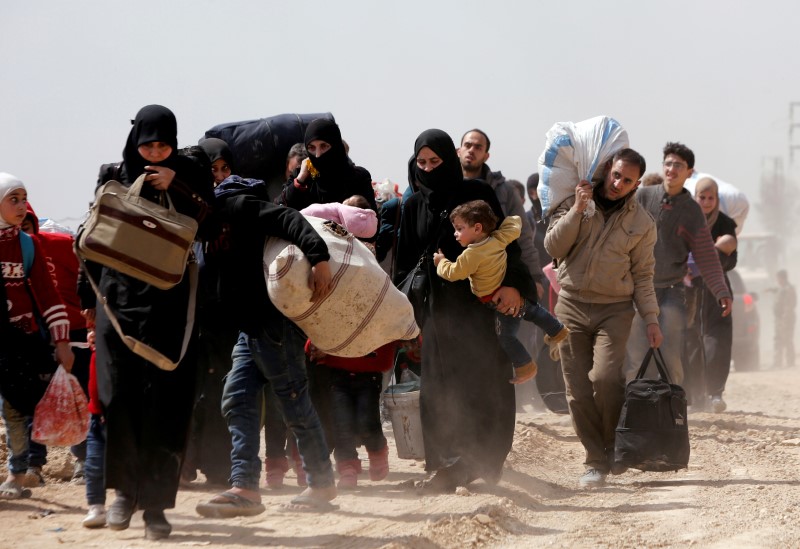 © Reuters. وزارة الدفاع الروسية تقول إن أكثر من خمسة آلاف شخص غادروا الغوطة الشرقية بسوريا حتى الآن يوم الأحد