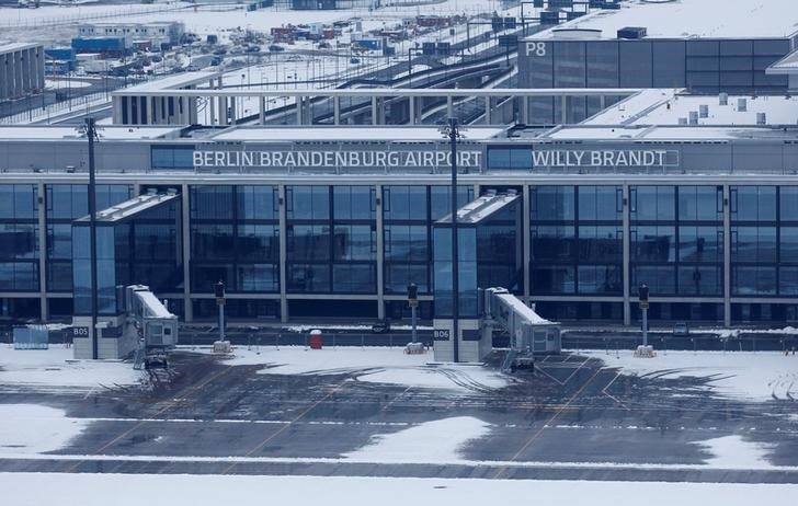 © Reuters. General view shows main terminal of construction site of Berlin Brandenburg international airport Willy Brandt in Schoenefeld