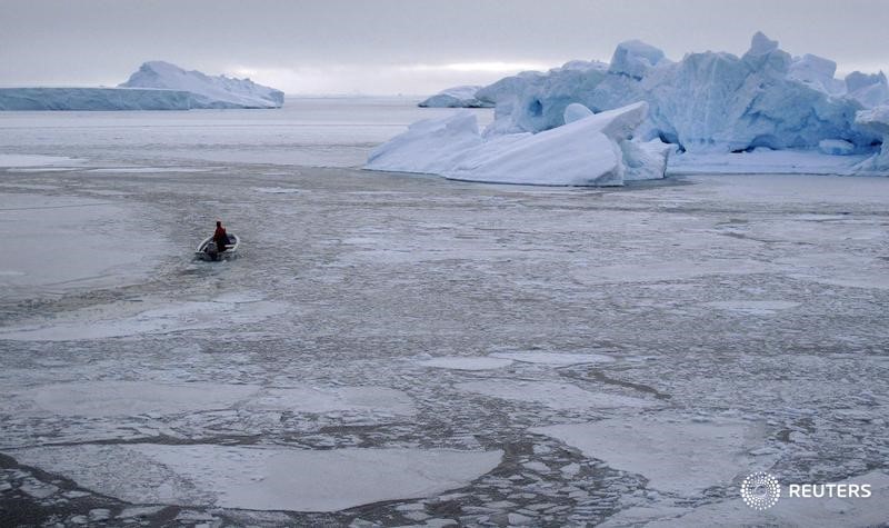 © Reuters. Un pesquero navega por las aguas heladas cercanas a la localidad de Uummannaq, en el oeste de Groenlandia.
