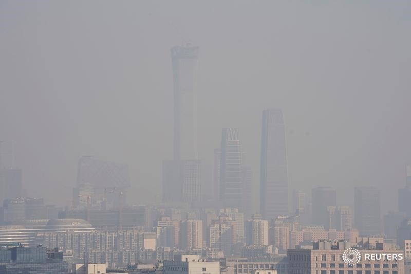 © Reuters. The City skyline is seen amid smog ahead of Chinese Lunar New Year in Beijing