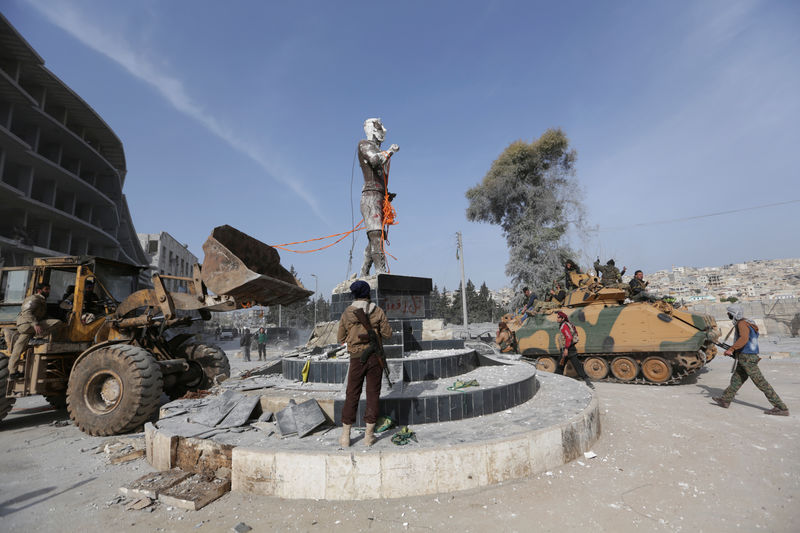 © Reuters. بيان: قوات تدعمها تركيا أسقطت تمثالا كرديا في وسط عفرين