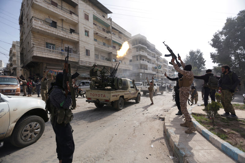 © Reuters. Miembros del Ejército Sirio Libre celebran la toma de Afrín