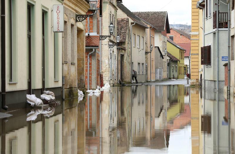 © Reuters. ذوبان الثلوج والأمطار الغزيرة تتسبب في فيضانات في كرواتيا