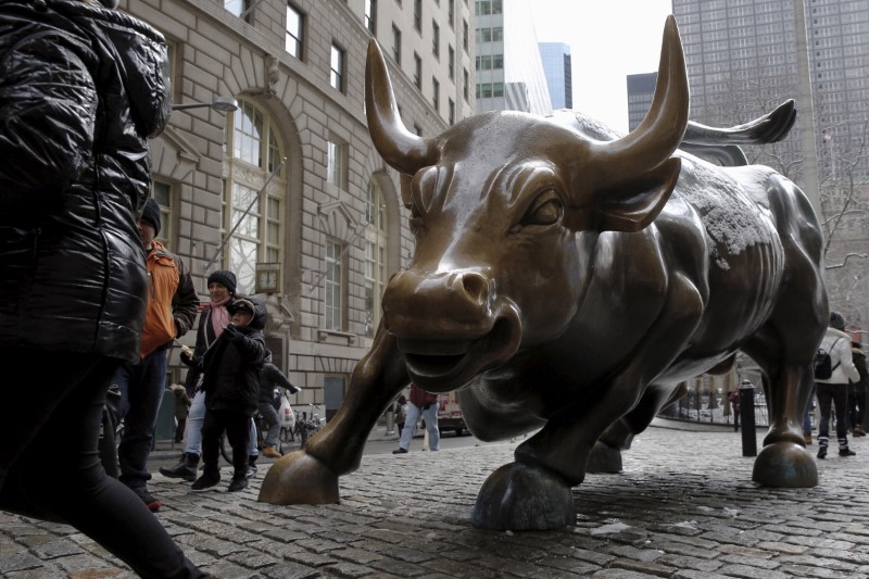 © Reuters. A bronze "Charging Bull" statue is seen in New York's financial district