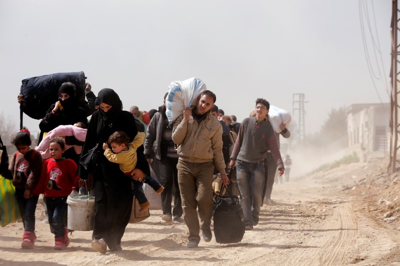 © Reuters. Rebeldes sirios en este de Gouta negocian alto el fuego con la ONU