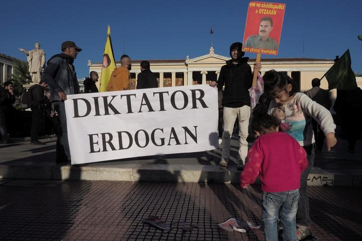 © Reuters. Kurdish protesters hold a banner reading "Erdogan dictator" during a demonstration against the visit of Turkish President Tayyip Erdogan in Athens