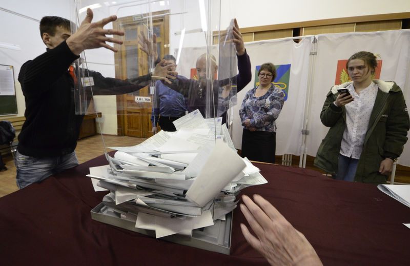 © Reuters. بعض الناخبين يقولون إنهم أمروا بالتصويت في الانتخابات الروسية
