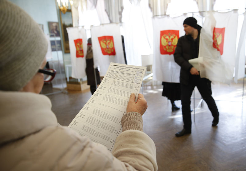 © Reuters. People visit a polling station during the presidential election in Moscow
