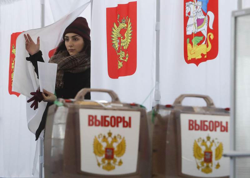 © Reuters. جيل ولد في عهد بوتين يصوت لأول مرة في الانتخابات
