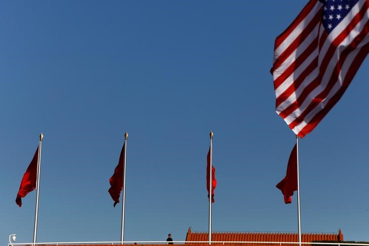 © Reuters. A security agent takes his position as U.S. and China's flags flutter over the Forbidden City ahead of the visit by U.S. President Donald Trump to Beijing