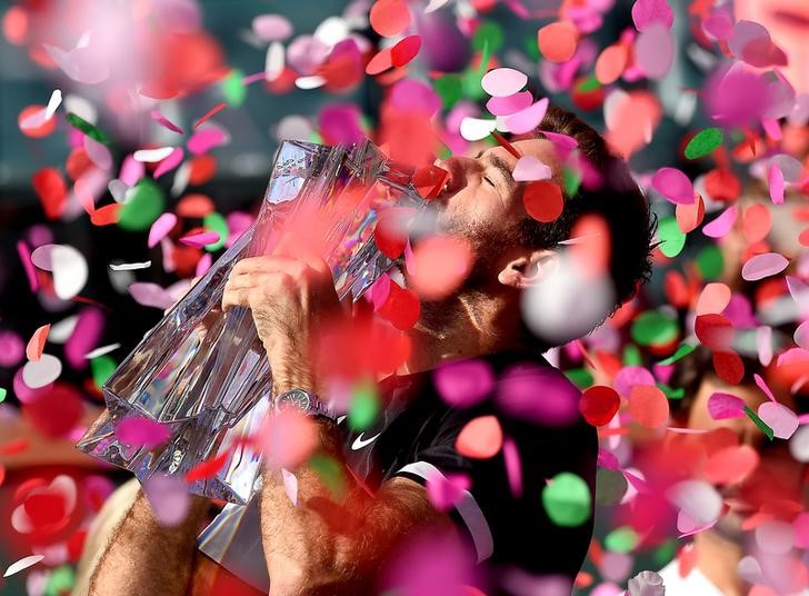 © Reuters. Argentino Del Potro vence al número uno del mundo Federer en final de Indian Wells