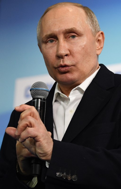 © Reuters. بوتين يفوز بأغلبية ساحقة في انتخابات الرئاسة الروسية
