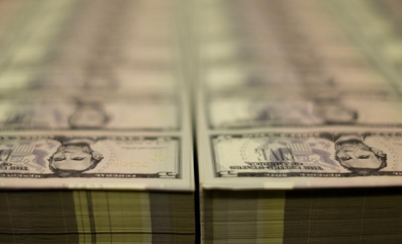 © Reuters. الدولار يرتفع مع ترقب الأسواق لاجتماع المركزي الأمريكي والين يصعد