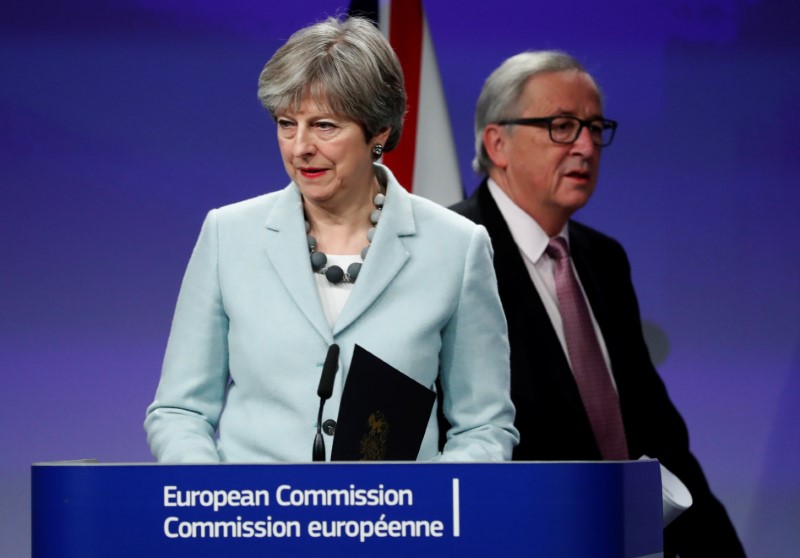 © Reuters. La premier britannica Theresa May e il presidente della Commissione Europea Jean-Claude Juncker