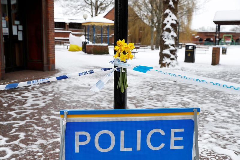 © Reuters. Flowers are left at the cordon near the tent covering the park bench where former Russian intelligence officer Sergei Skripal and his daughter Yulia were found poisoned in Salisbury
