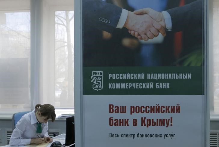 © Reuters. Отделение Российского национального коммерческого банка в Симферополе