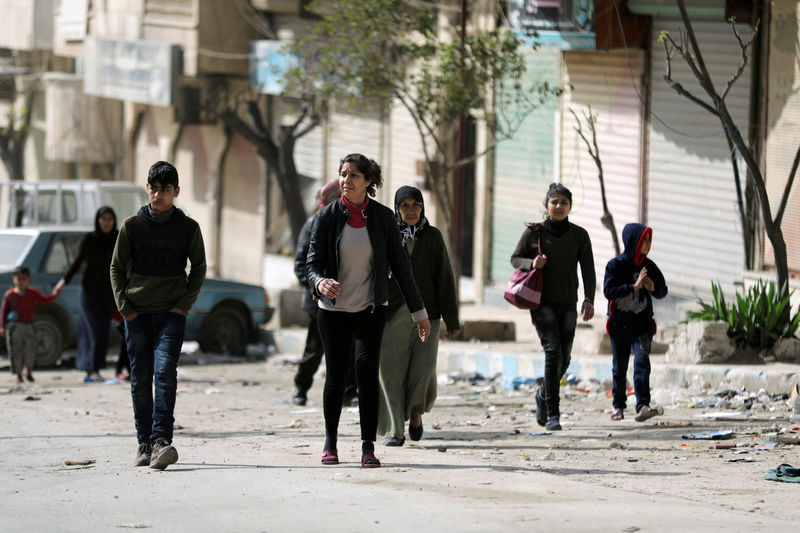 © Reuters. مسؤولة كردية: أكثر من 200 ألف شخص فروا من عفرين وهم بلا مأوى