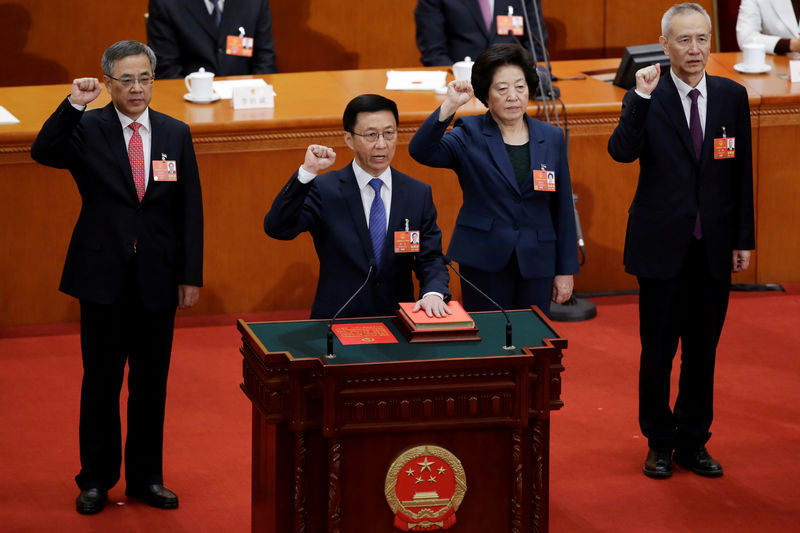 © Reuters. Newly elected Vice Premiers Hu Chunhua, Han Zheng, Sun Chunlan and Liu He take an oath to the constitution at the seventh plenary session of the National People's Congress (NPC)