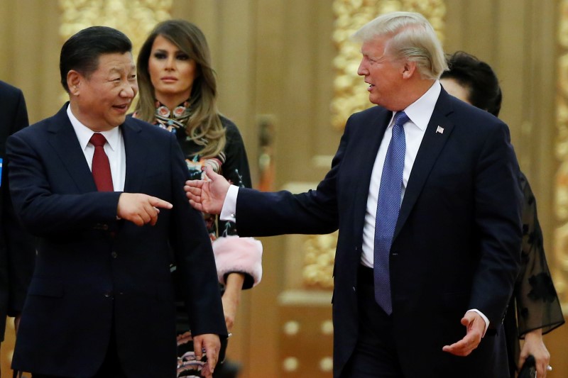 © Reuters. FILE PHOTO - U.S. President Donald Trump and China's President Xi Jinping arrive at a state dinner at the Great Hall of the People in Beijing