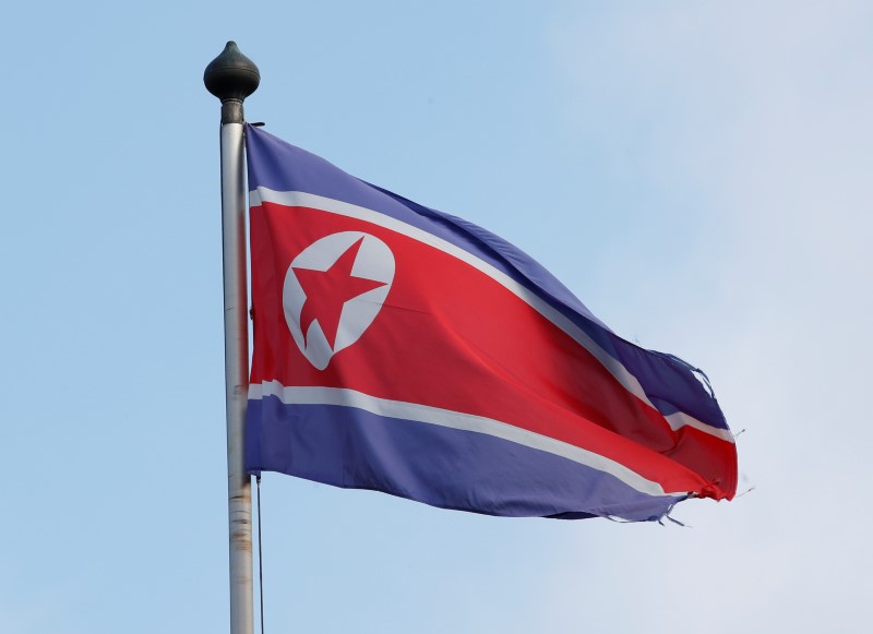 © Reuters. Bandeira da Coreia do Norte é vista em Genebra, na Suíça