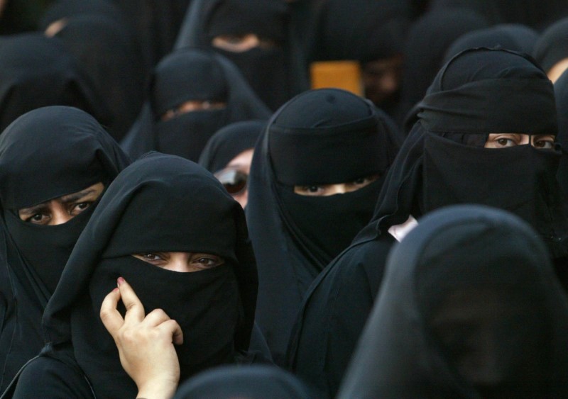 © Reuters. Fila de mulheres vestindo abayas esperam para votar em Riffa, Barein