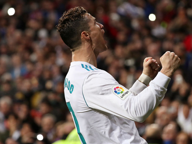 © Reuters. Un voraz Cristiano Ronaldo pone a Messi en su punto de mira