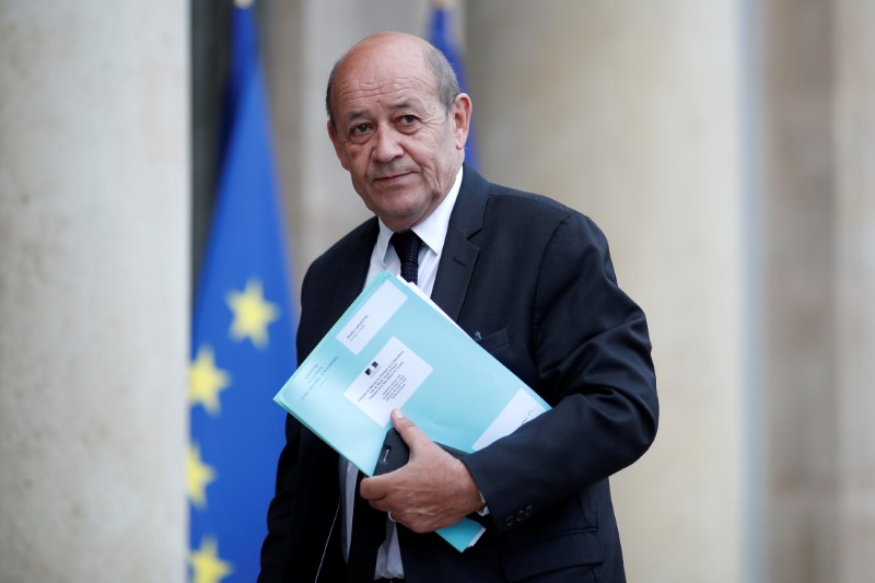 © Reuters. Ministro das Relações Exteriores francês, Jean-Yves Le Drian, chega ao Palácio do Eliseu, em Paris