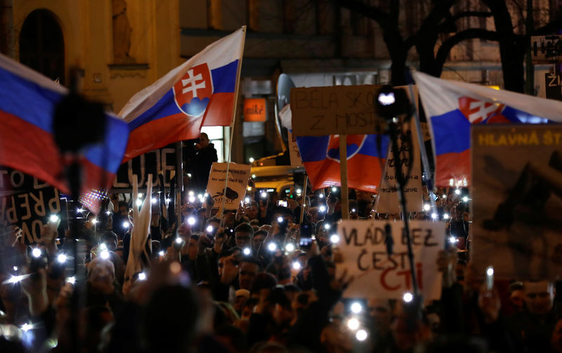 © Reuters. Manifestazioni di protesta a Bratislava