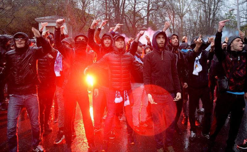 © Reuters. Dos clubes franceses se enfrentan a medidas por la violencia en Liga Europa