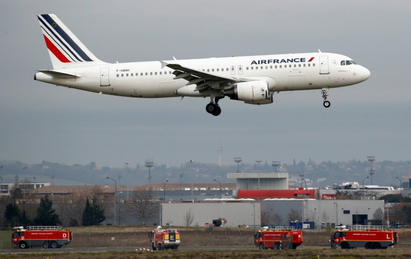 © Reuters. An Air France Airbus A320 takes off in Colomiers near Toulouse, France, France