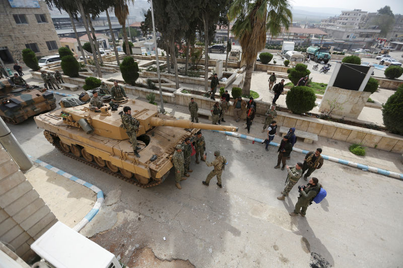 © Reuters. الحكومة السورية تطالب القوات التركية بالانسحاب من عفرين