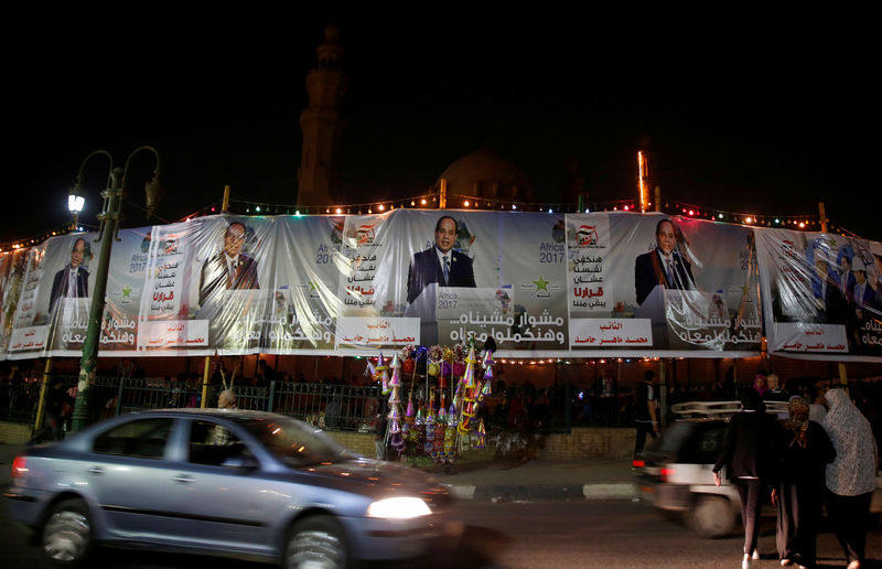 © Reuters. عرض تمهيدي- الانتخابات المصرية تذكر كثيرين بأيام ما قبل الثورة