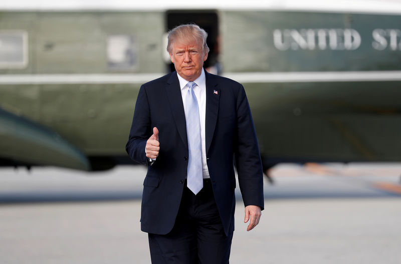 © Reuters. Presidente Donald Trump faz um sinal de positivo ao sair de Los Angeles, Califórnia