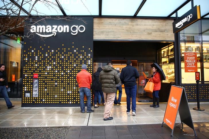 © Reuters. Pessoas na frente da loja Amazon Go em Seattle, Washington, EUA