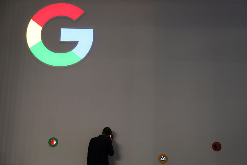 © Reuters. Homem na frente de booth da Google no Congresso Mundial de Tecnologia Móvel em Barcelona, Espanha