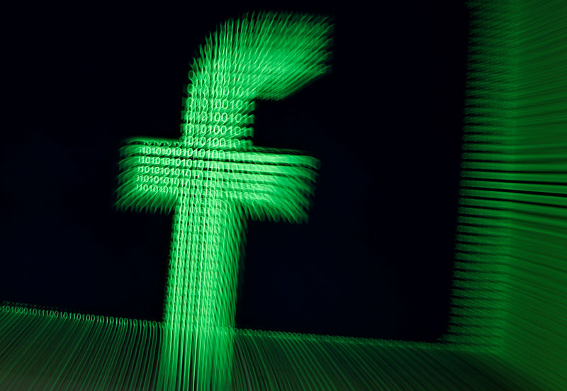 © Reuters. Logo 3D do Facebook em frente de display com dígitos binários em fotoilustração